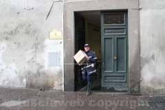 La polizia locale porta via scatoloni di documenti dal comune