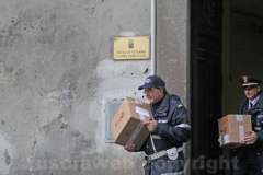 La polizia locale porta via scatoloni di documenti dal comune