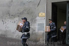 La polizia locale porta via scatoloni di documenti dal comune