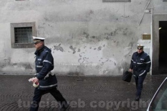 La polizia locale porta via scatoloni di documenti dal comune