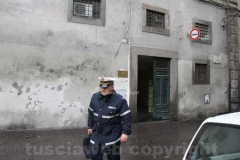 La polizia locale porta via scatoloni di documenti dal comune