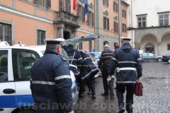 La polizia locale porta via scatoloni di documenti dal comune