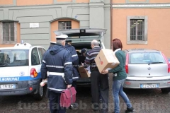 La polizia locale porta via scatoloni di documenti dal comune