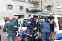 La polizia locale porta via scatoloni di documenti dal comune