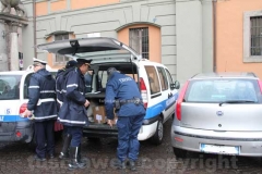 La polizia locale porta via scatoloni di documenti dal comune