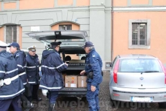 La polizia locale porta via scatoloni di documenti dal comune
