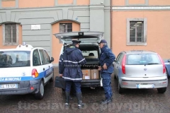 La polizia locale porta via scatoloni di documenti dal comune