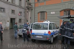 La polizia locale porta via scatoloni di documenti dal comune