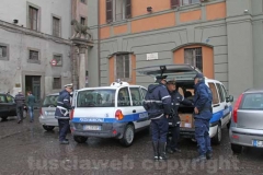 La polizia locale porta via scatoloni di documenti dal comune