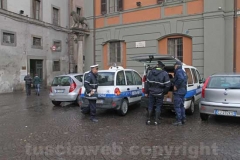 La polizia locale porta via scatoloni di documenti dal comune