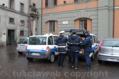 La polizia locale porta via scatoloni di documenti dal comune