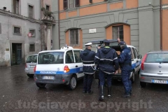 La polizia locale porta via scatoloni di documenti dal comune