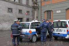La polizia locale porta via scatoloni di documenti dal comune