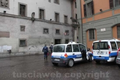 La polizia locale porta via scatoloni di documenti dal comune