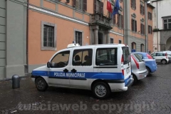 La polizia locale porta via scatoloni di documenti dal comune