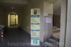La polizia locale porta via scatoloni di documenti dal comune