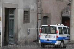 La polizia locale porta via scatoloni di documenti dal comune