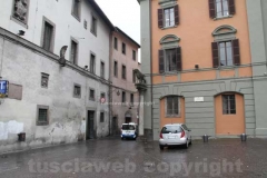 La polizia locale porta via scatoloni di documenti dal comune