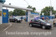 Gli arrestati escono dalla caserma dei carabinieri