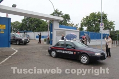 Gli arrestati escono dalla caserma dei carabinieri