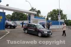 Gli arrestati escono dalla caserma dei carabinieri