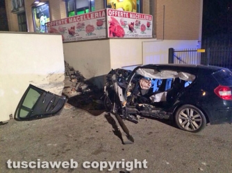 Viterbo - Bmw si schianta contro un muro