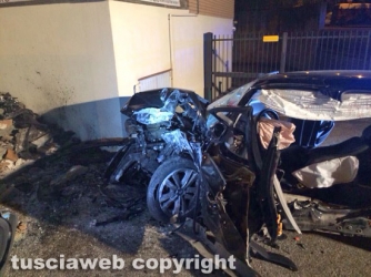 Viterbo - Bmw si schianta contro un muro