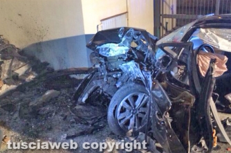 Viterbo - Bmw si schianta contro un muro