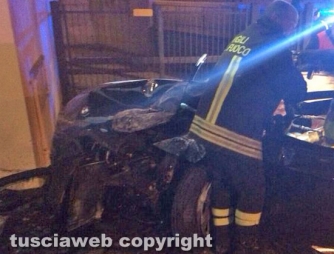 Viterbo - Bmw si schianta contro un muro