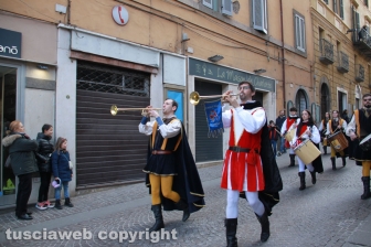Viterbo - Il corteo dei boccioli, rosine e mini facchini di Santa Rosa