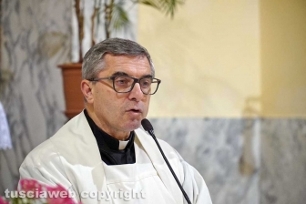 Boccioli, rosine e sbandieratori in corteo per santa Rosa