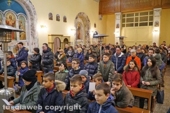 Boccioli, rosine e sbandieratori in corteo per santa Rosa
