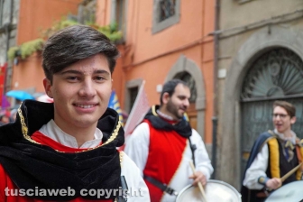 Boccioli, rosine e sbandieratori in corteo per santa Rosa