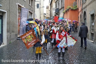 Boccioli, rosine e sbandieratori in corteo per santa Rosa