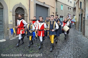 Boccioli, rosine e sbandieratori in corteo per santa Rosa