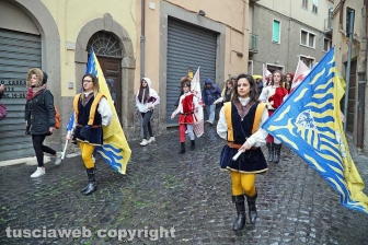 Boccioli, rosine e sbandieratori in corteo per santa Rosa