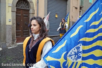 Boccioli, rosine e sbandieratori in corteo per santa Rosa
