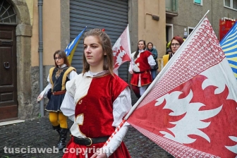 Boccioli, rosine e sbandieratori in corteo per santa Rosa