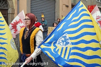 Boccioli, rosine e sbandieratori in corteo per santa Rosa