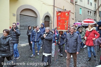 Boccioli, rosine e sbandieratori in corteo per santa Rosa