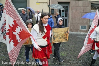 Boccioli, rosine e sbandieratori in corteo per santa Rosa
