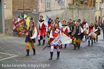 Boccioli, rosine e sbandieratori in corteo per santa Rosa