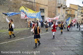 Boccioli, rosine e sbandieratori in corteo per santa Rosa