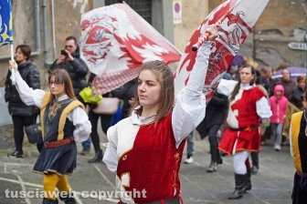 Boccioli, rosine e sbandieratori in corteo per santa Rosa