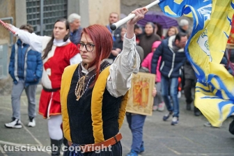 Boccioli, rosine e sbandieratori in corteo per santa Rosa