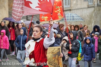 Boccioli, rosine e sbandieratori in corteo per santa Rosa