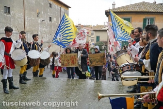 Boccioli, rosine e sbandieratori in corteo per santa Rosa