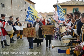 Boccioli, rosine e sbandieratori in corteo per santa Rosa