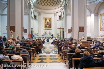 Boccioli, rosine e sbandieratori in corteo per santa Rosa