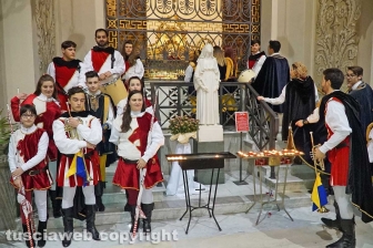 Boccioli, rosine e sbandieratori in corteo per santa Rosa
